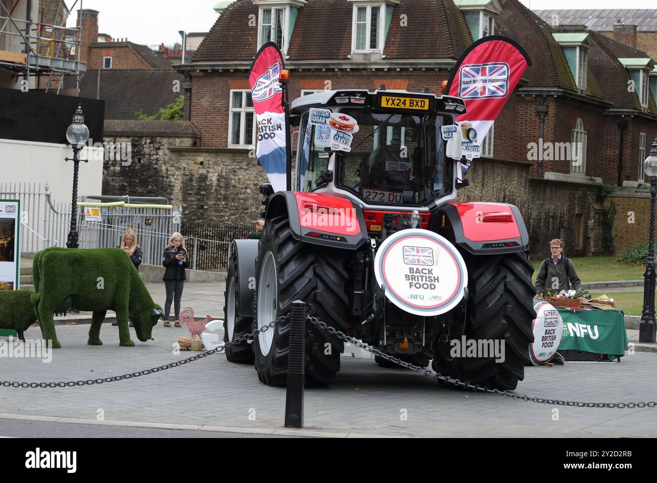 Londra, Regno Unito. 10 settembre 2024. I membri della National Farmers Union promuovono i prodotti agricoli britannici di fronte alle camere del Parlamento. Crediti: Uwe Deffner/Alamy Live News Foto Stock