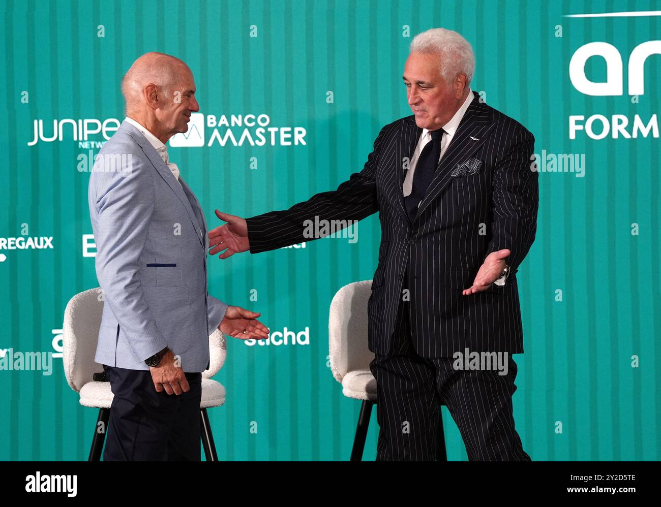 Lawrence Stroll, Executive Chairman, Aston Martin Aramco Formula One Team (a destra) con Adrian Newey, nuovo partner tecnico di Aston Martin Aramco Formula One Team, in vista di una conferenza stampa presso l'AMF1 Team Technology Campus di Silverstone, Northamptonshire. Data foto: Martedì 10 settembre 2024. Foto Stock