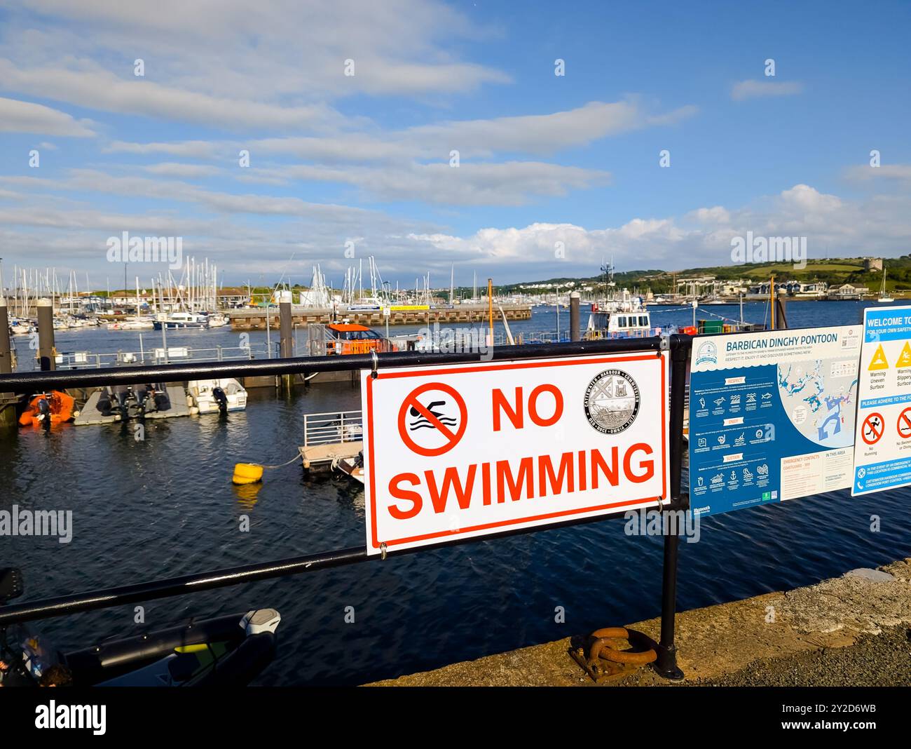 No Swimming esposto in modo prominente su ringhiere nere e altri cartelli al Barbican Dingy Pontoon, Plymouth, Devon. Foto Stock
