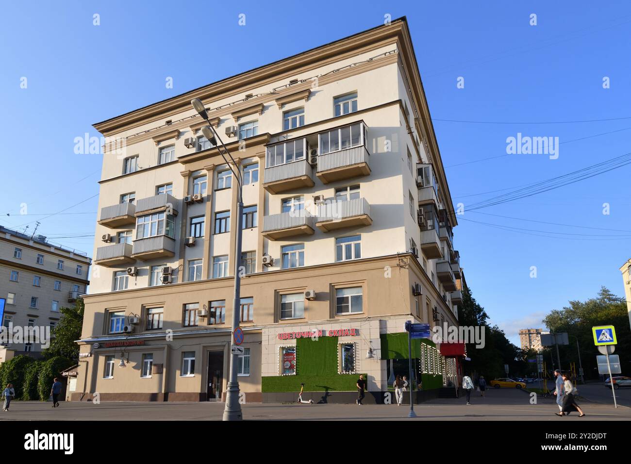 Mosca, Russia - 3 agosto. 2024.paesaggio urbano con edifici di architettura stalinista dell'URSS su Leningradsky Prospekt Foto Stock