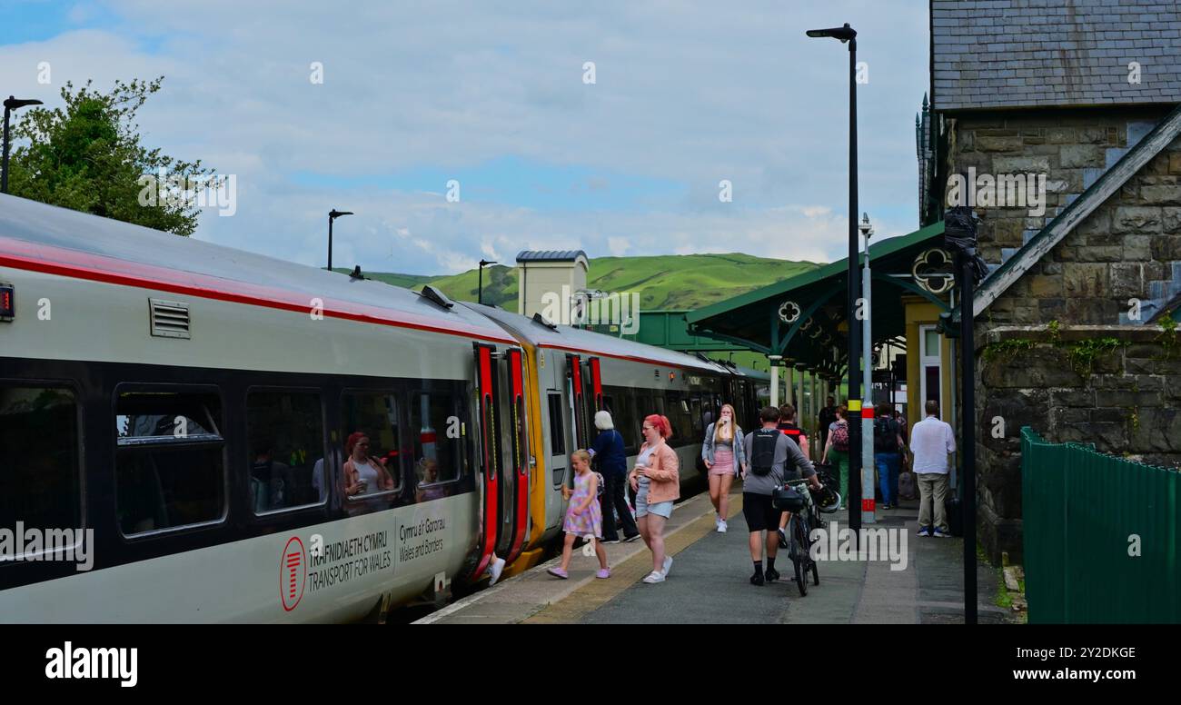 Stazione ferroviaria di Machynlleth, Powys Wales con treno appena arrivato e folle di persone che salgono e sbarcano sul trasporto per il Galles ad Aberystwyth. Foto Stock