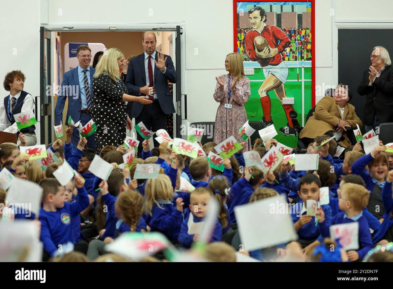 Il Principe di Galles durante una visita alla Swiss Valley Community Primary School a Llanelli, nel Carmarthenshire, per incontrare gli alunni che hanno partecipato all'Urdd Eisteddfod del 2024. Data foto: Martedì 10 settembre 2024. Foto Stock