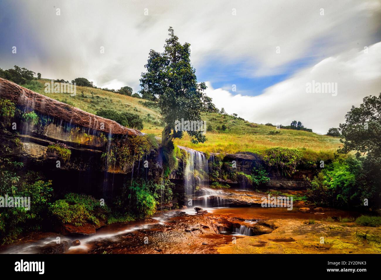 Classico panorama a lunga esposizione della magica cascata di Krang Suri o Krangshuri dal magnifico punto panoramico vicino al villaggio di Amlarem, Jowai e Meghalaya. Un beau Foto Stock