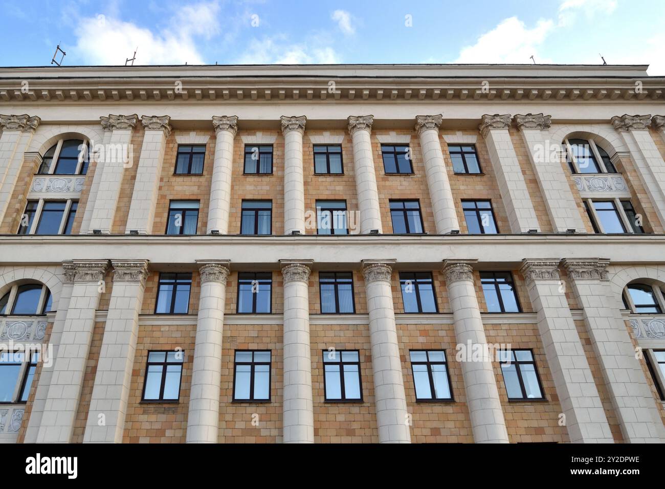 Mosca, Russia - 3 agosto. 2024. Università finanziaria - un edificio architettonico stalinista dell'URSS su Leningradsky Prospekt Foto Stock