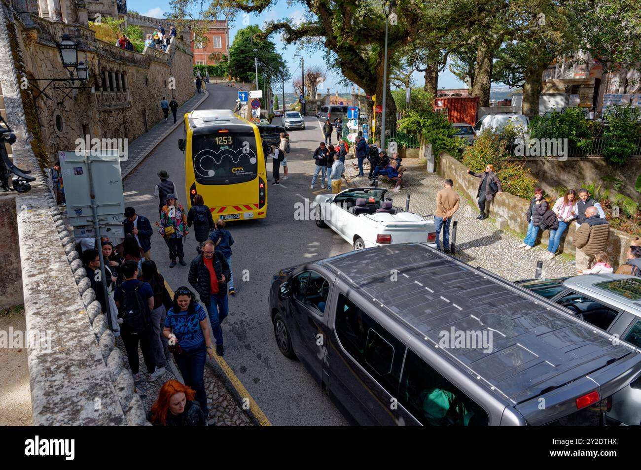 Scena di strada a Sintra, con turisti, autobus e auto vicino all'ingresso di Quinta da Regaleira Foto Stock