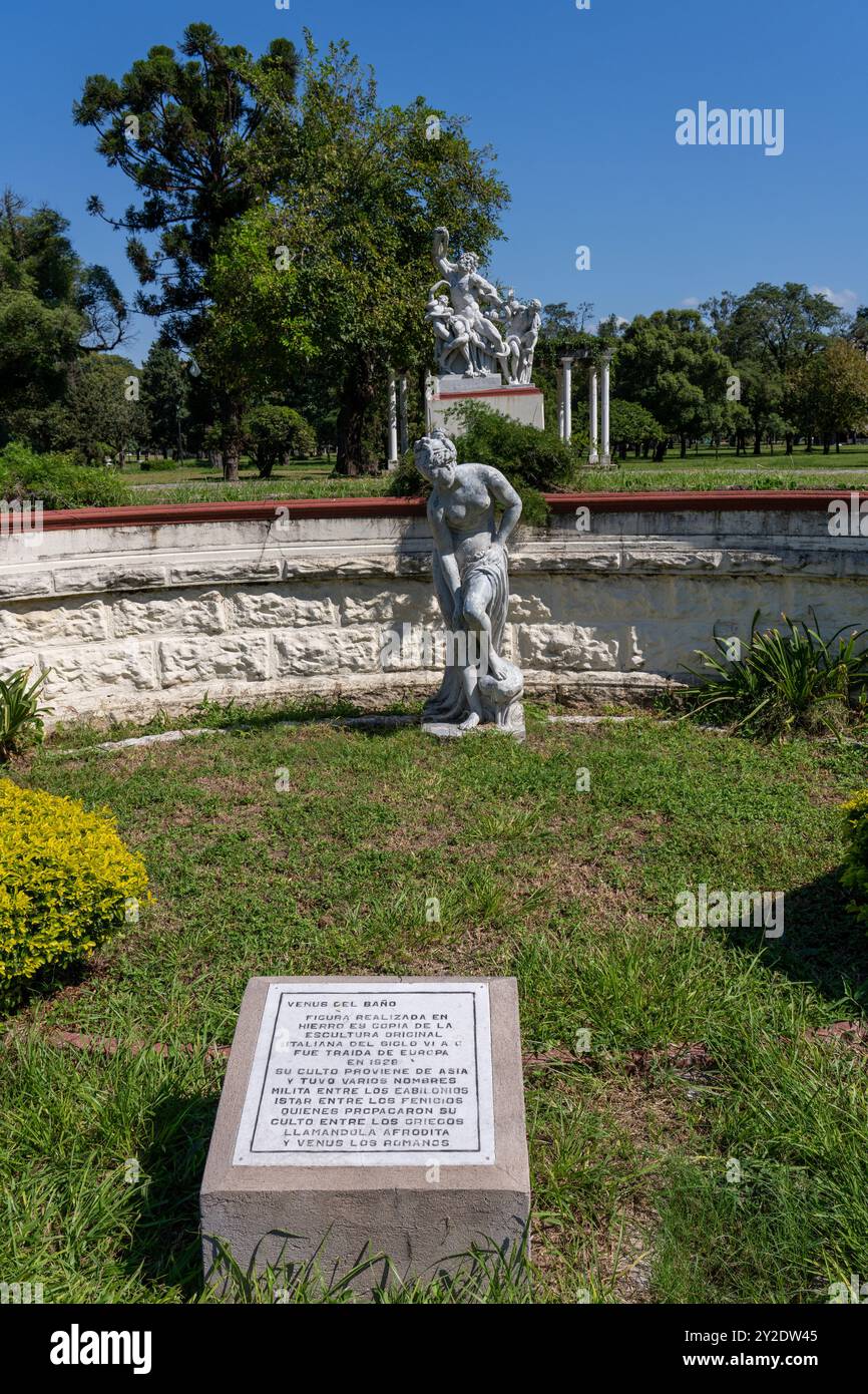 Una copia in ferro dipinto della statua in marmo della Venere del bagno nel Parco del 9 luglio, San Miguel de Tucumán, Argentina. Foto Stock