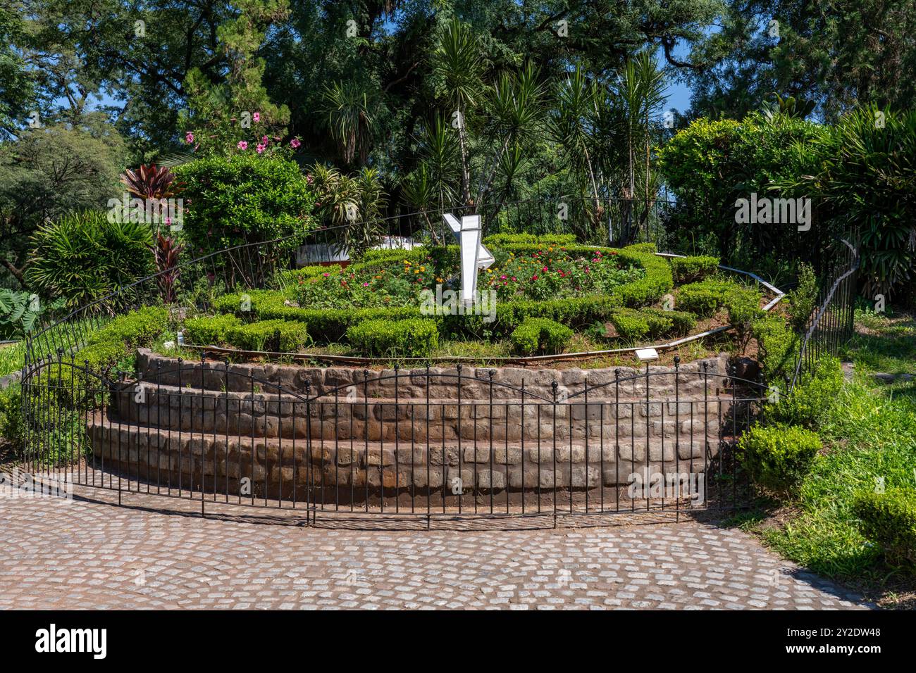 La meridiana topiaria o orologio del 9 luglio Parco a San Miguel de Tucumán, Argentina. Foto Stock