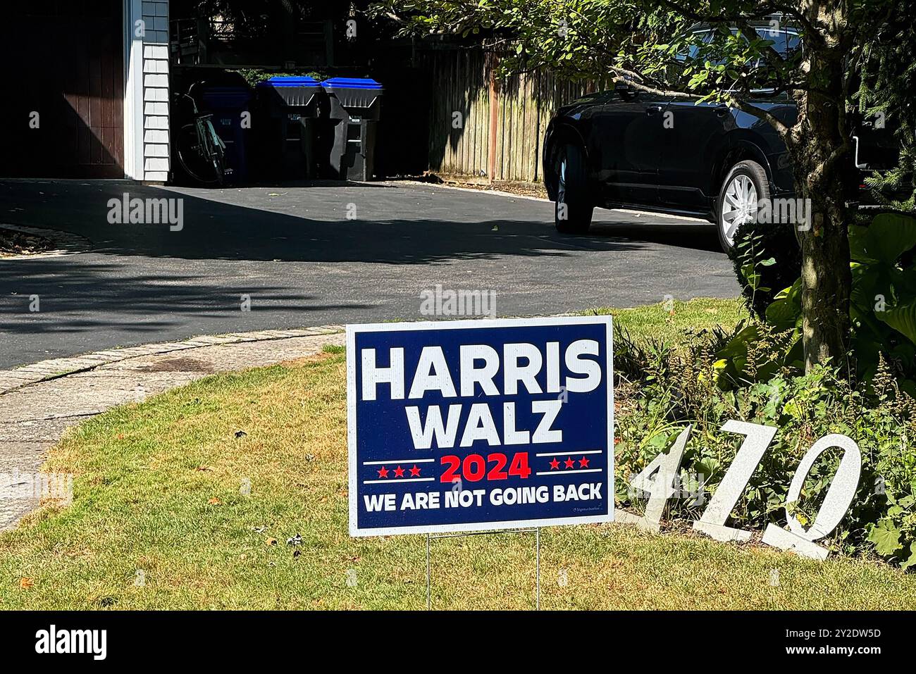 Political Yard firma, manifesti elettorali privati, per le prossime elezioni presidenziali negli Stati Uniti tra il candidato democratico Kamala Harris e il candidato repubblicano Donald Trump, nei cantieri di Evanston, un sobborgo di Chicago, Illinois, USA Foto Stock