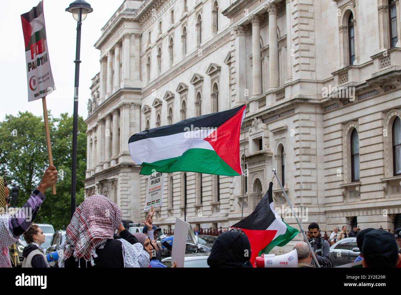 Londra, Inghilterra, Regno Unito. 10 settembre 2024. I manifestanti hanno un cartello che afferma che "il governo britannico sta finanziando la guerra israeliana all'assistenza sanitaria”. I manifestanti pro-palestinesi si sono riuniti al di fuori del Foreign, Commonwealth and Development Office di Westminster chiedendo un embargo sulle armi contro Israele mentre la guerra a Gaza continua credito: Richard Lincoln/Alamy Live News Foto Stock