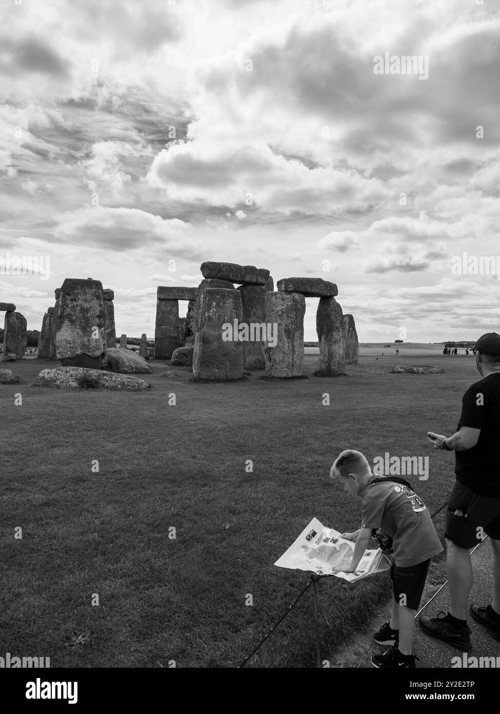 Black and White Document of Child Looking at English Heritage Map, Stonehenge, Wiltshire, Inghilterra, Regno Unito, GB. Foto Stock