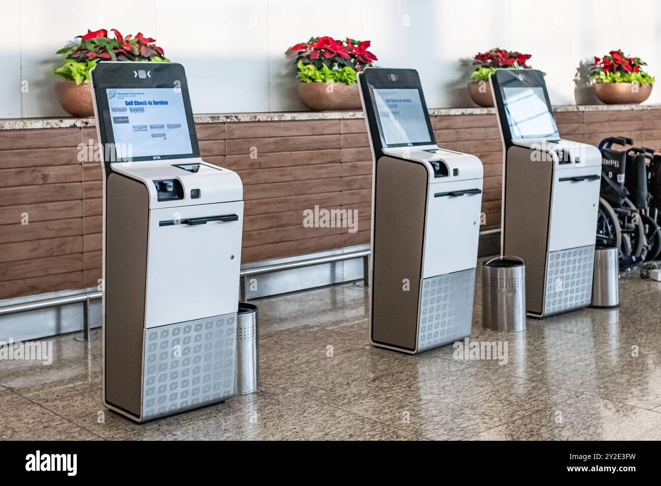 Check-in all'aeroporto, macchina self-service all'aeroporto per il check-in, la stampa della carta d'imbarco o l'acquisto del biglietto. Registrazione dei biglietti aerei, imbarco online pa Foto Stock