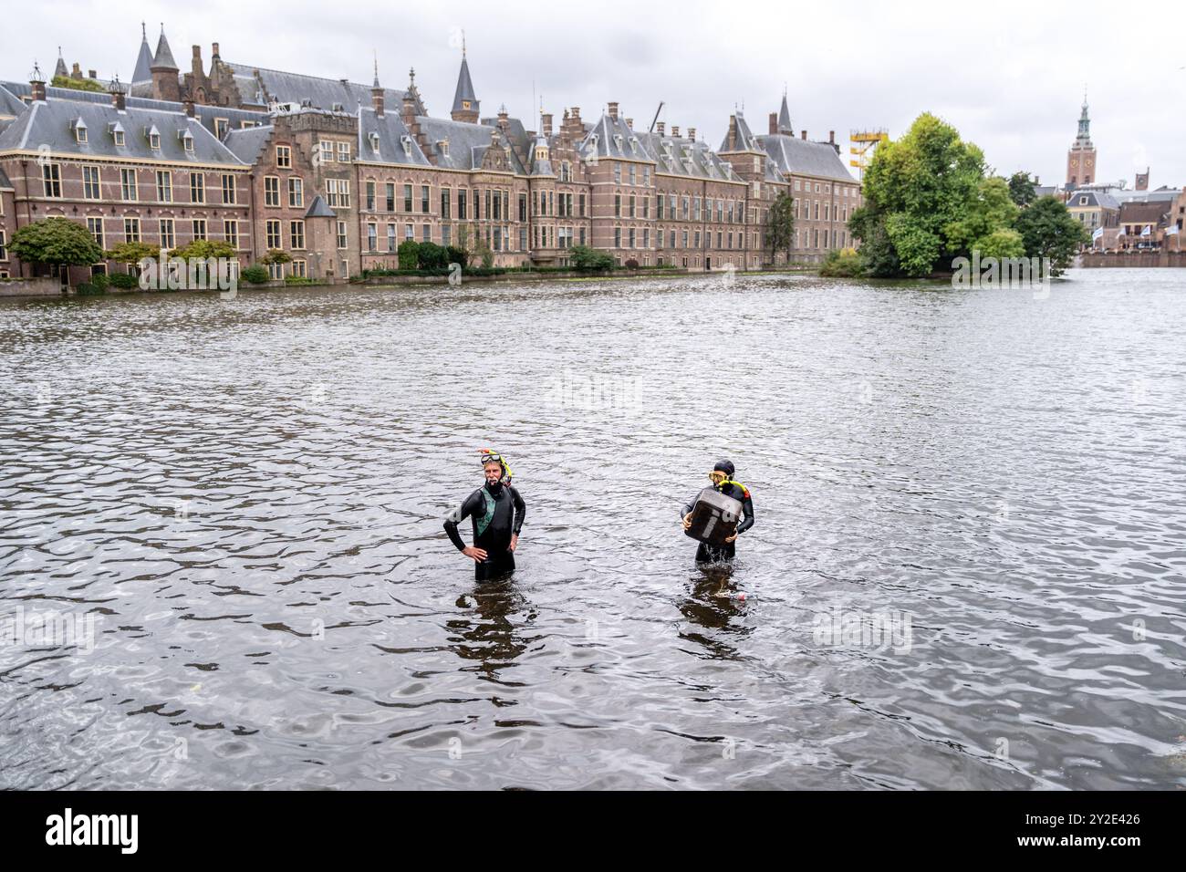 L'AIA - due subacquei della ribellione dell'estinzione recuperano una valigia con le parole "la verità” dall'Hofvijver. L'azione fa parte di una campagna per dire la verità sui problemi agricoli. ANP LINA SELG netherlands Out - belgio Out Foto Stock