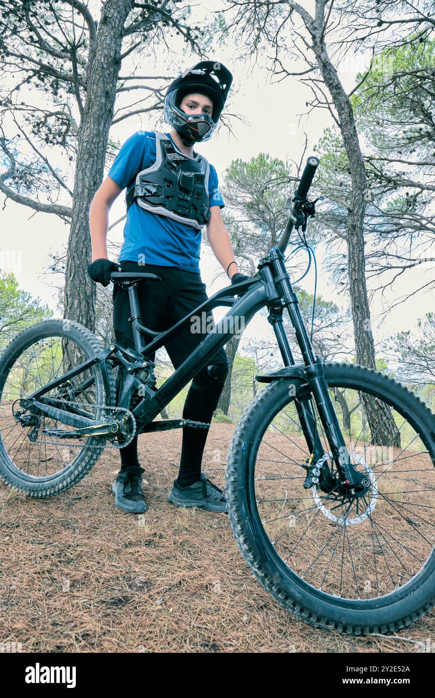 Adolescente caucasico nella foresta che pratica Downhill biking. Bargota, Navarra, Spagna, Europa. Concetto sportivo. SPAGNA Copyright: XMikelxBilbaox/xVWPicsx M-24 Foto Stock