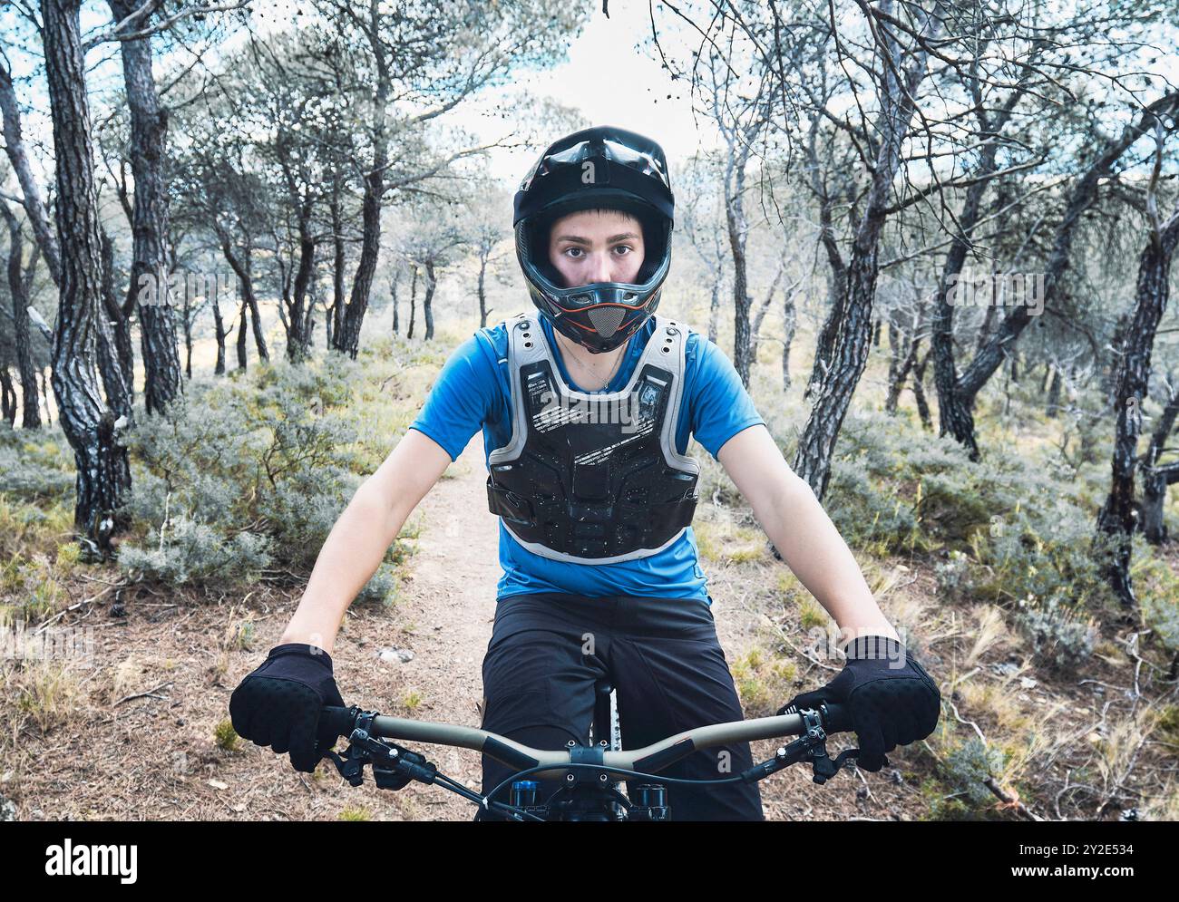 Adolescente caucasico nella foresta che pratica Downhill biking. Bargota, Navarra, Spagna, Europa. Concetto sportivo. SPAGNA Copyright: XMikelxBilbaox/xVWPicsx M-24 Foto Stock