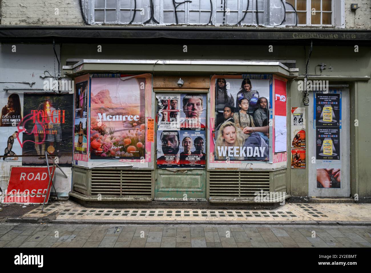 Chiuso, coperto da poster e imbarcato. Berwick Street, Soho, Londra, Regno Unito. 14 luglio 2024 Foto Stock