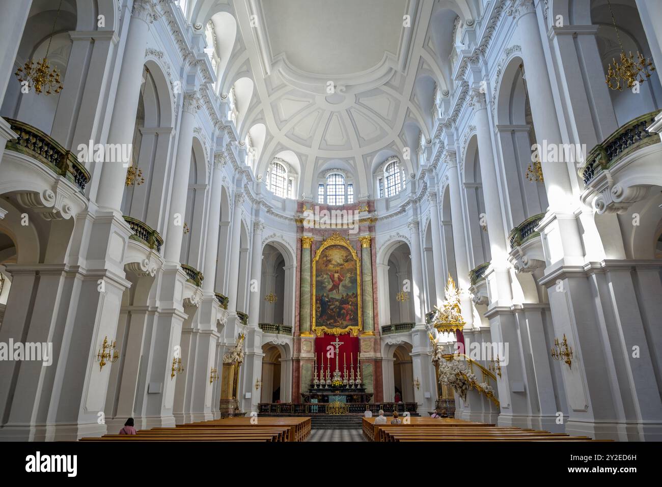 Interno della Cattedrale di Dresda della Santissima Trinità (Katholische Hofkirche) a Theaterplatz a Dresda, Sassonia, Germania, l'8 settembre 2024 Foto Stock