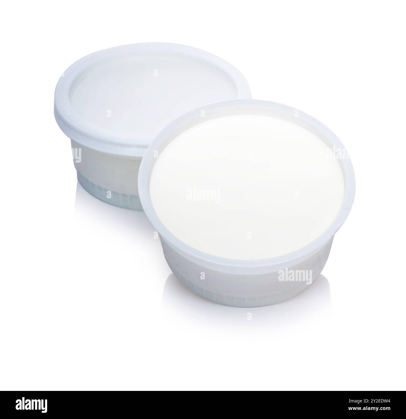 Due tazze di yogurt isolate su sfondo bianco, perfette per concetti di alimentazione sana. Foto Stock