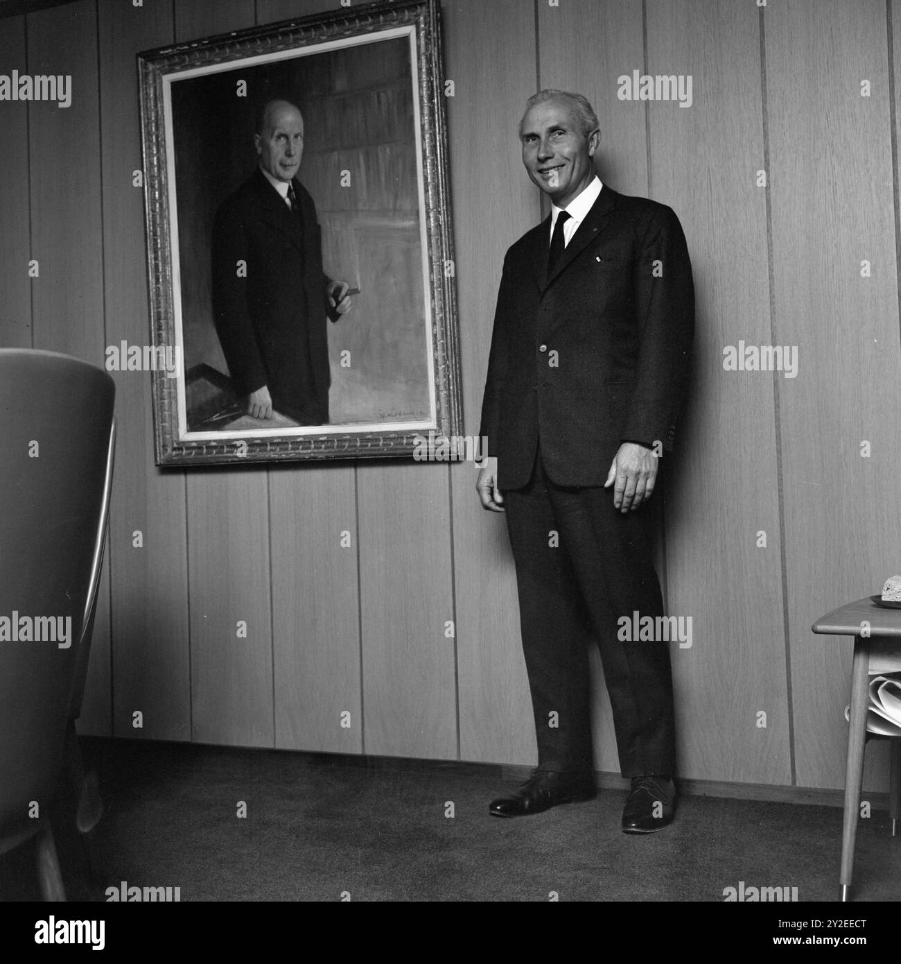 Attuale 40-6-1968 : Una scuola in crisi. La direzione della scuola NKI e la parte del leone del personale si stanno dimettendo, senza la possibilità di spiegarne il motivo. Il gruppo Mortensen, proprietario della scuola, dà all'altra parte un boccone, il tutto mentre grandi valori sono in gioco per gli studenti. Con il fondatore del gruppo sullo sfondo, dir. Carl L. Mortensen, che ha dovuto inchinarsi e avviare negoziati per il futuro funzionamento della scuola. Foto: Aage Storløkken / Aktuell / NTB ***FOTO NON ELABORATA*** il testo dell'immagine è tradotto automaticamente Foto Stock