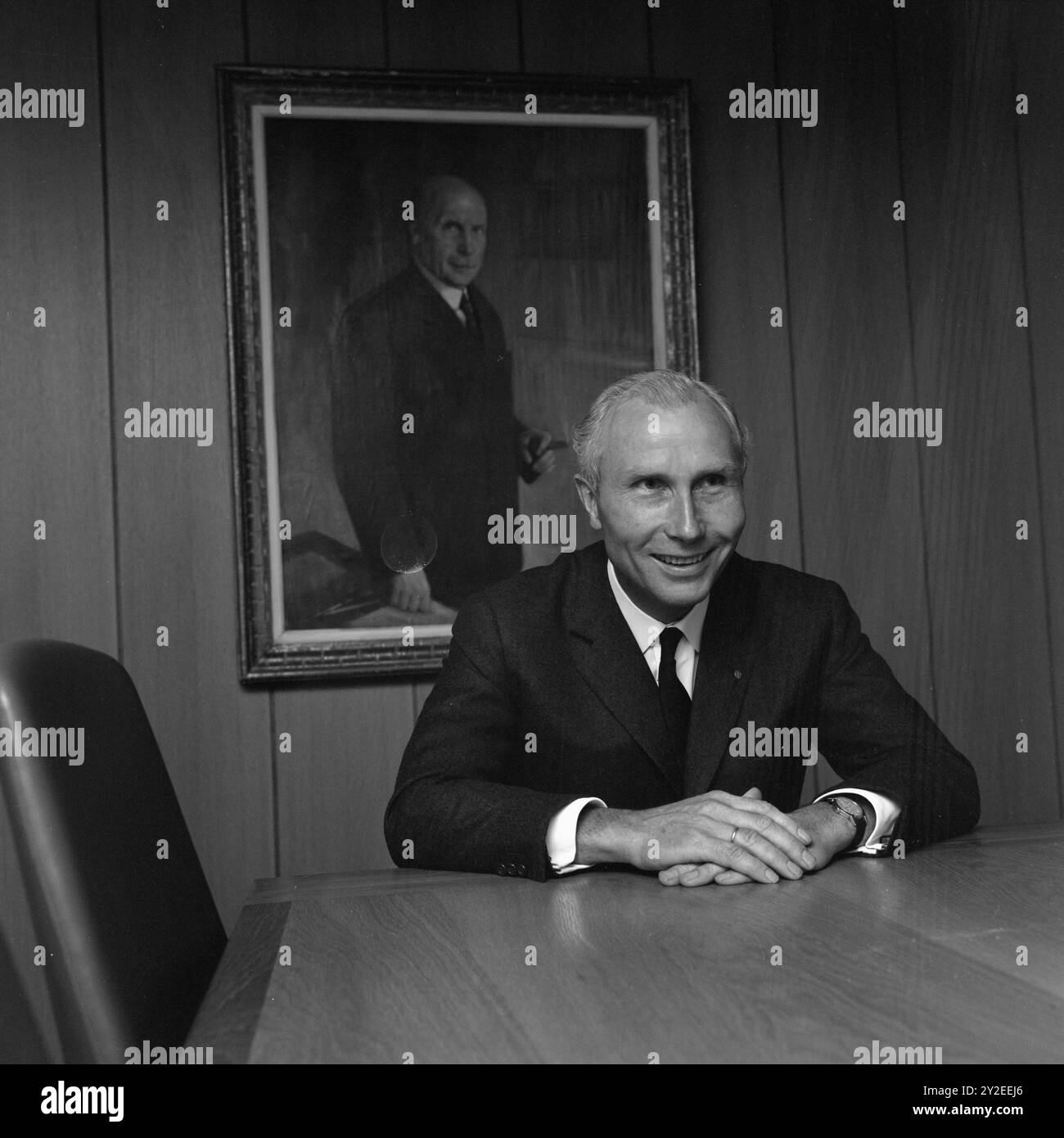 Attuale 40-6-1968 : Una scuola in crisi. La direzione della scuola NKI e la parte del leone del personale si stanno dimettendo, senza la possibilità di spiegarne il motivo. Il gruppo Mortensen, proprietario della scuola, dà all'altra parte un boccone, il tutto mentre grandi valori sono in gioco per gli studenti. Con il fondatore del gruppo sullo sfondo, dir. Carl L. Mortensen, che ha dovuto inchinarsi e avviare negoziati per il futuro funzionamento della scuola. Foto: Aage Storløkken / Aktuell / NTB ***FOTO NON ELABORATA*** il testo dell'immagine è tradotto automaticamente Foto Stock