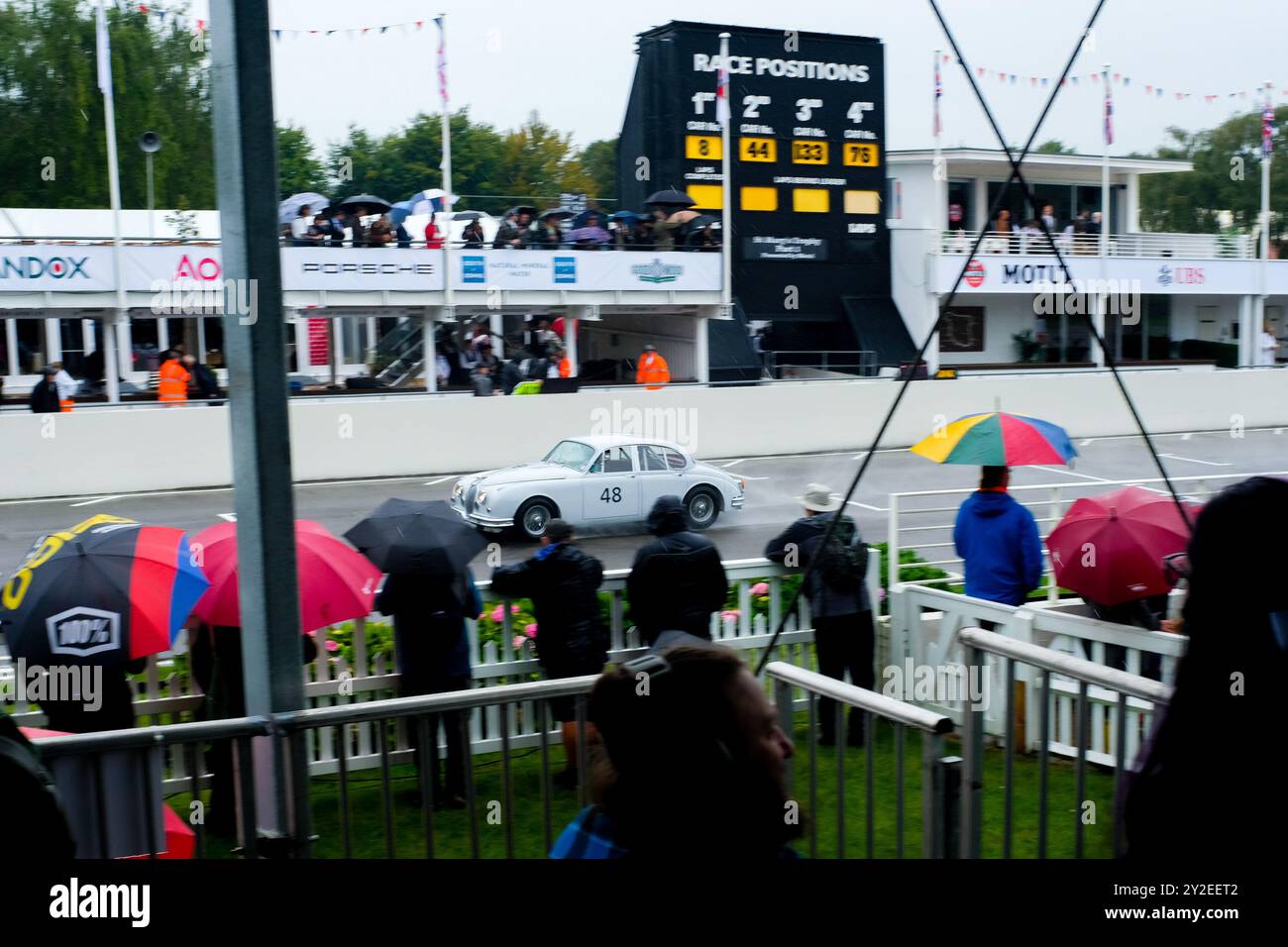 Una Jaguar da corsa affronta la pioggia al Goodwood Revival 2024. Foto Stock