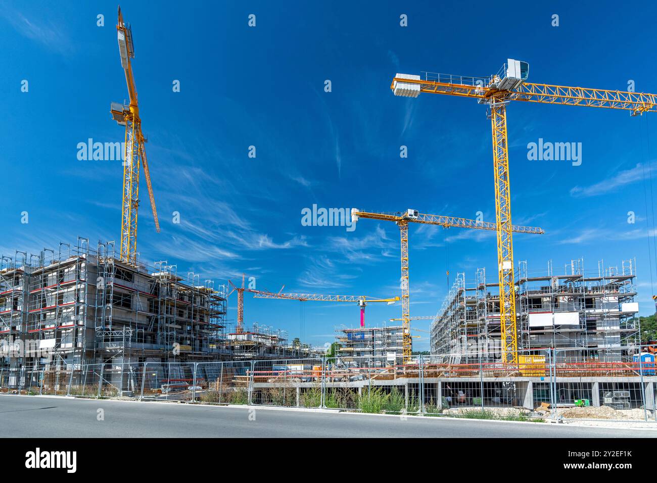 Grande cantiere con diverse gru, fondazioni ed edifici Foto Stock