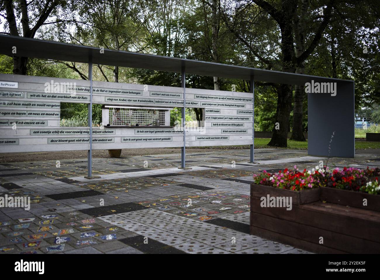 AMSTERDAM - il monumento al disastro aereo nel Bijlmer. I parenti e le altre parti interessate avranno accesso ai documenti di archivio sull'incidente aereo mortale 32 anni dopo il Bijlmervliegramp. Parte dell'archivio segreto finora sarà reso pubblico. Ci sono ancora domande sulla catastrofe e in passato si sono verificate molte speculazioni. RAMON VAN FLYMEN paesi bassi - uscita belgio Foto Stock