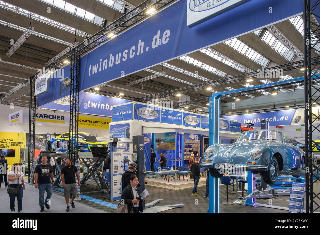 Fiera Automechanika di Francoforte sul meno. Stand der Twin Busch GmbH, einem Produzenten von professioneller KFZ-Werkstattausrüstung. Auf der Hebebühne ein historisches Porsche Cabrio Modell. *** Fiera Automechanika a Francoforte sul meno. Stand di Twin Busch GmbH, produttore di attrezzature professionali per officine automobilistiche. Storico modello Porsche convertibile sulla piattaforma di sollevamento. Deutschland, Germania GMS11734 Foto Stock