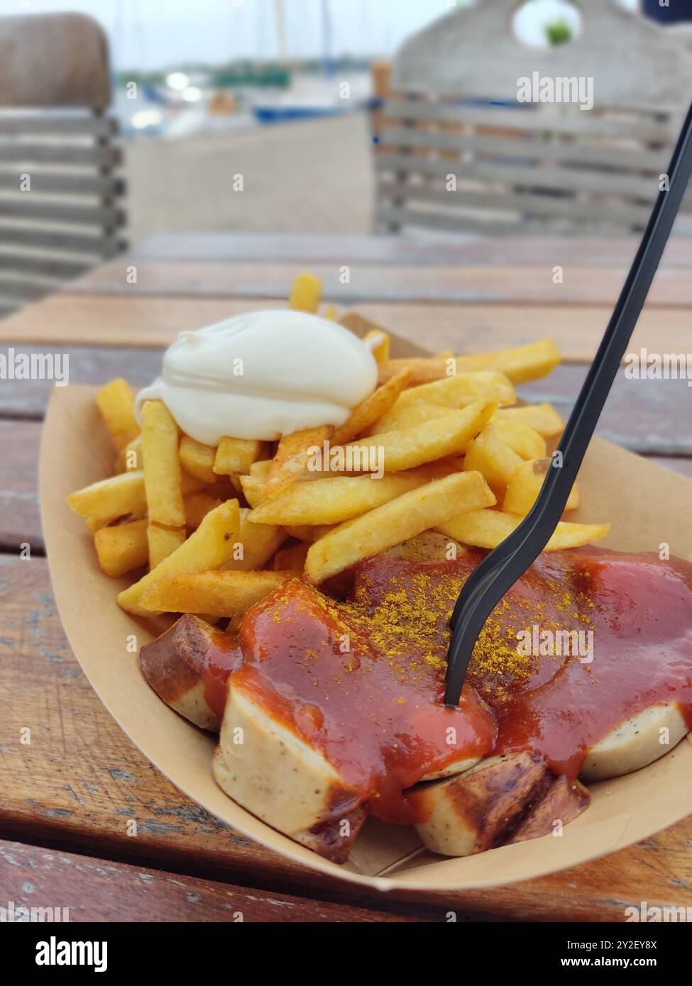 Currywurst tedesco con patatine fritte e maionese Foto Stock