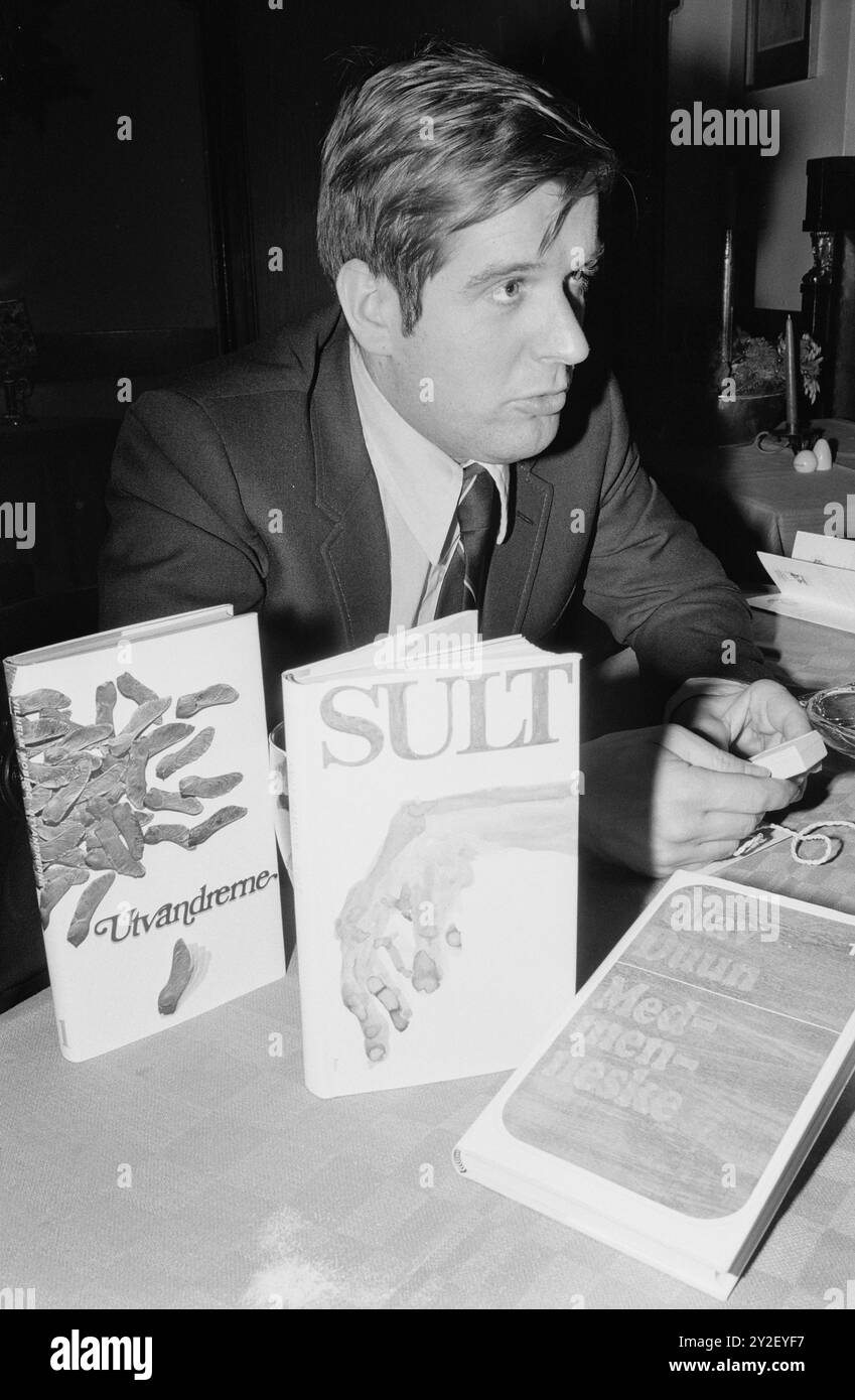 Attuale 1-4-1973: Abbiamo bisogno di una poesia dei lavoratori Un'indagine sulle abitudini di lettura norvegesi dimostra che esiste una necessità e un mercato per i libri che possano affrontare le opinioni e i problemi dei lavoratori. È il project manager del sondaggio, Øystein Noreng, che dice questo. Il sondaggio a livello nazionale è stato effettuato dal Norwegian Book Club. Foto: Aage Storløkken / Aktuell / NTB ***FOTO NON ELABORATA*** il testo dell'immagine è tradotto automaticamente Foto Stock