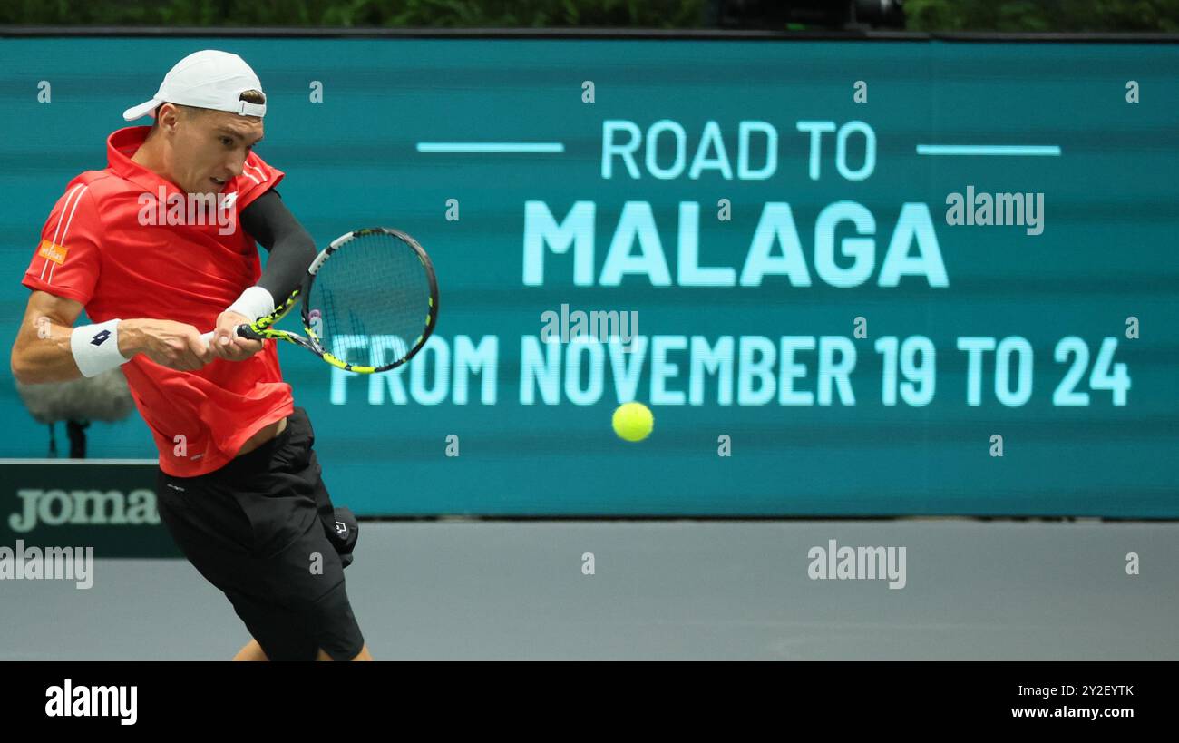 Il belga Raphael Collignon raffigurato in azione durante una partita tra olandese van de Zandschulp e belga Collignon, la prima partita nel girone A della fase A gironi delle finali di Coppa Davis tra Paesi Bassi e Belgio, martedì 10 settembre 2024, all'Unipol Arena di Bologna. BELGA FOTO BENOIT DOPPAGNE Foto Stock