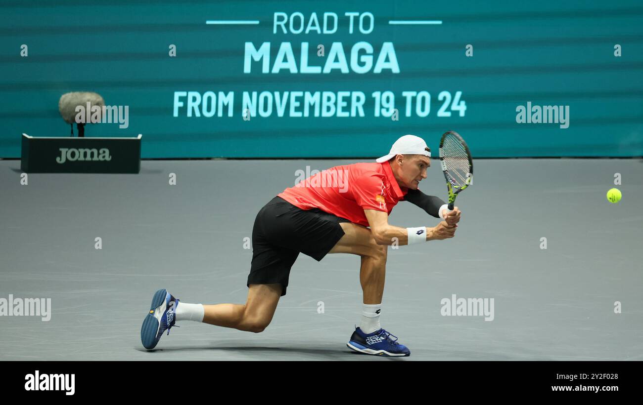 Il belga Raphael Collignon raffigurato in azione durante una partita tra olandese van de Zandschulp e belga Collignon, la prima partita nel girone A della fase A gironi delle finali di Coppa Davis tra Paesi Bassi e Belgio, martedì 10 settembre 2024, all'Unipol Arena di Bologna. BELGA FOTO BENOIT DOPPAGNE Foto Stock