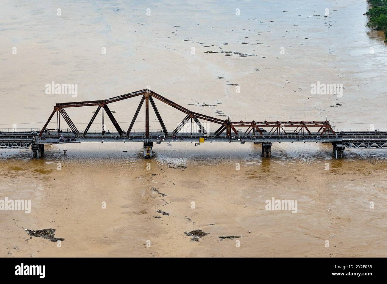 Hanoi, Vietnam. 10 settembre 2024. Questa foto scattata il 10 settembre 2024 mostra il ponte Long Bien ad Hanoi, capitale del Vietnam. Il Super tifone Yagi e le sue successive inondazioni e frane nella regione settentrionale del Vietnam hanno mietuto almeno 82 vite a partire da martedì primo pomeriggio, mentre altri 64 rimangono dispersi, ha detto il Ministero dell'Agricoltura e dello sviluppo rurale del paese. Crediti: VNA/Xinhua/Alamy Live News Foto Stock