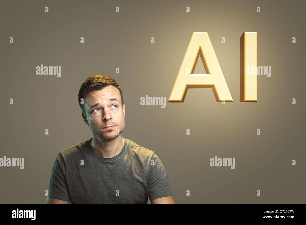 Ritratto ponderato di un uomo che riflette sulla tecnologia di intelligenza artificiale con lettere ai in alto Foto Stock