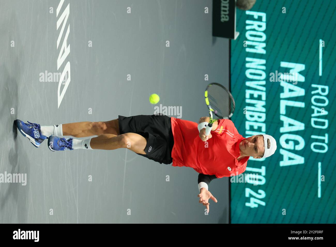 Il belga Raphael Collignon raffigurato in azione durante una partita tra olandese van de Zandschulp e belga Collignon, la prima partita nel girone A della fase A gironi delle finali di Coppa Davis tra Paesi Bassi e Belgio, martedì 10 settembre 2024, all'Unipol Arena di Bologna. BELGA FOTO BENOIT DOPPAGNE Foto Stock