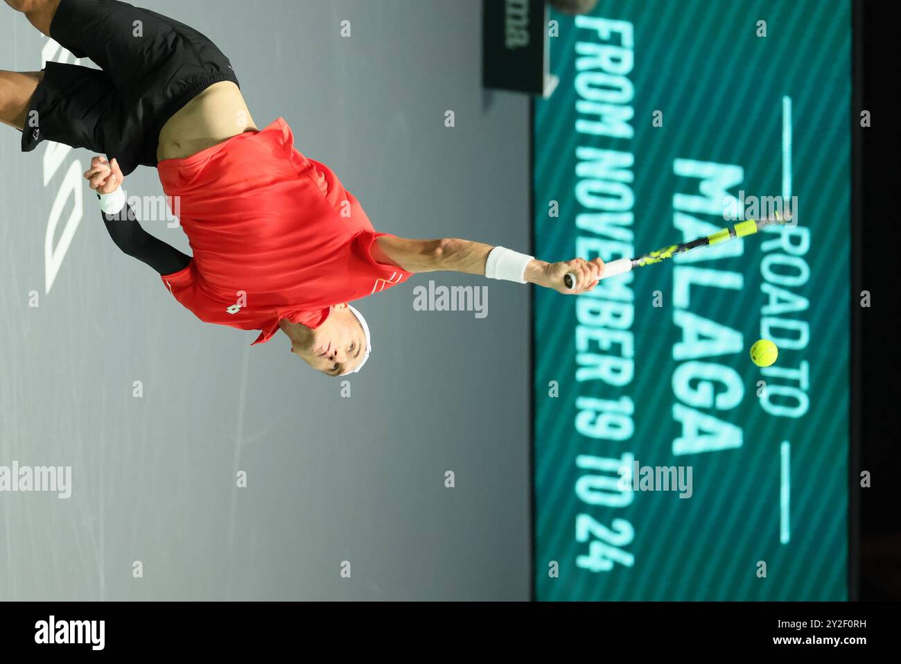Il belga Raphael Collignon raffigurato in azione durante una partita tra olandese van de Zandschulp e belga Collignon, la prima partita nel girone A della fase A gironi delle finali di Coppa Davis tra Paesi Bassi e Belgio, martedì 10 settembre 2024, all'Unipol Arena di Bologna. BELGA FOTO BENOIT DOPPAGNE Foto Stock
