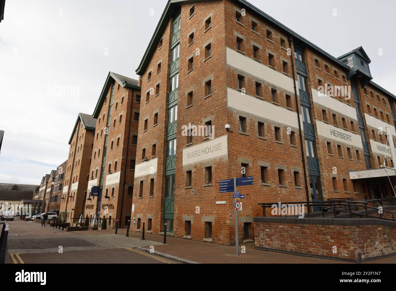 Gloucester Docks, rigenerazione di bacini storici, case, uffici, negozi, food and drink, Gloucestershire, Inghilterra, Regno Unito - 10 settembre 2024 immagine di A. Foto Stock