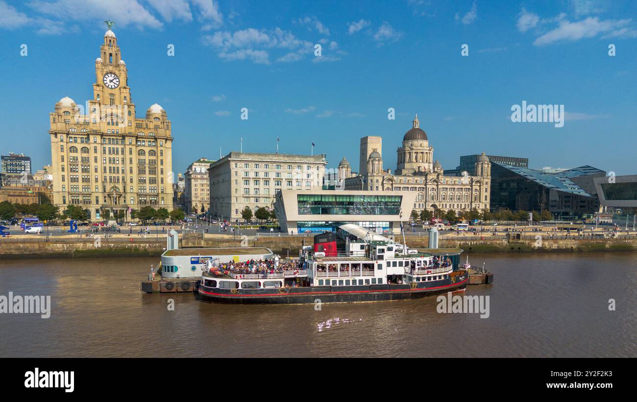 Molo di Liverpool con traghetto Mersey, il Royal Iris ormeggiato con gli edifici delle tre Grazie. Foto Stock