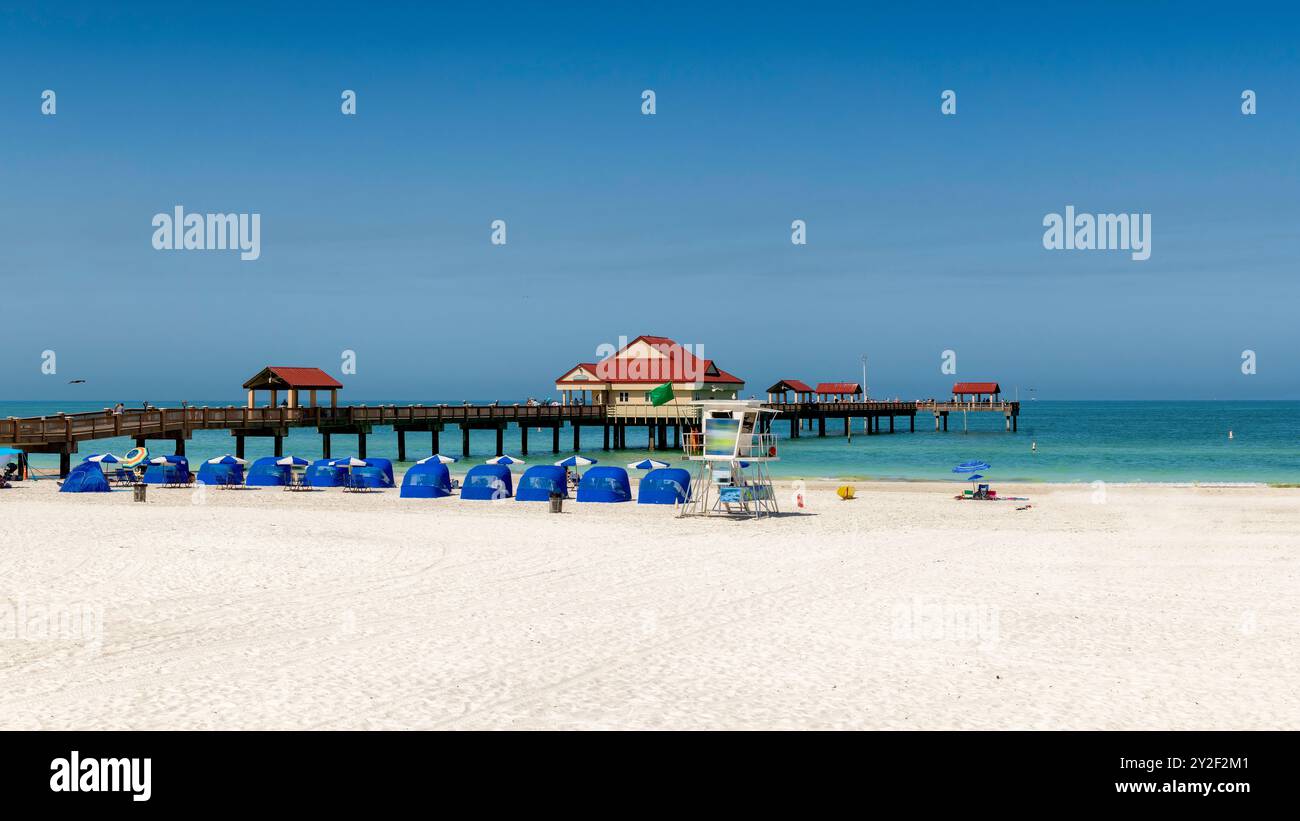 Spiaggia e molo di Clearwater nelle soleggiate giornate estive, Clearwater, Florida Foto Stock