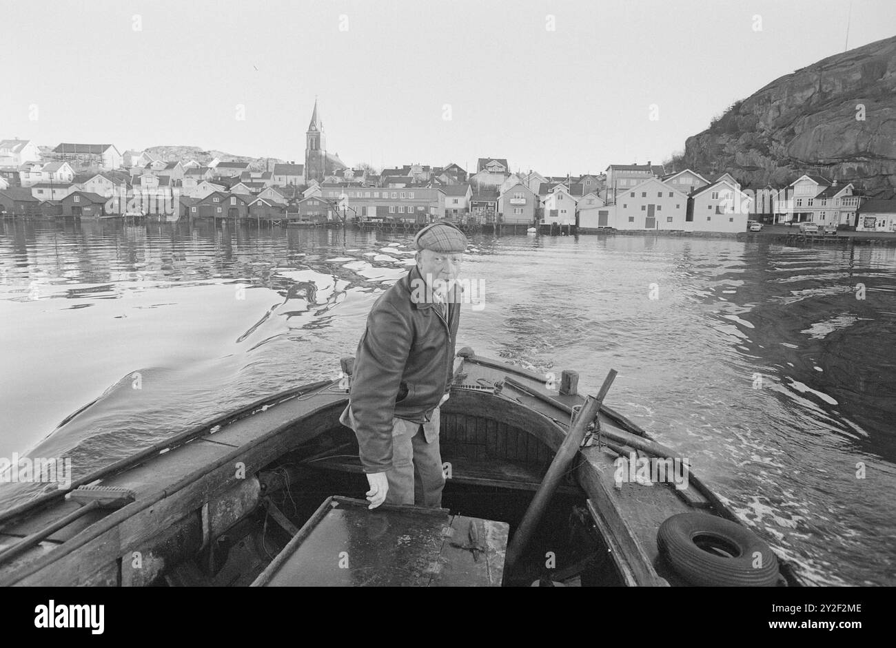 Attuale 2-6-1973: L'arcipelago dal Sunday Screen Svartskär è il nome del luogo in cui si trova la serie televisiva "et kjøpmannshus i skjærgarden". Toralv Maurstad ha un ruolo importante nella serie. Aktuell scese lungo la costa occidentale svedese per trovare il vero Svartskär. 0g l'abbiamo trovato. Non si chiama Svartskär, ma Florön. La maggior parte delle registrazioni per la serie televisiva si sono svolte qui. Dietro il pescatore Gunnar Sörensen si trova la città di Fjällbacka con 800 abitanti. Una volta uno dei più importanti luoghi di commercio della costa. Ora, in procinto di diventare un luogo industriale, Foto Stock