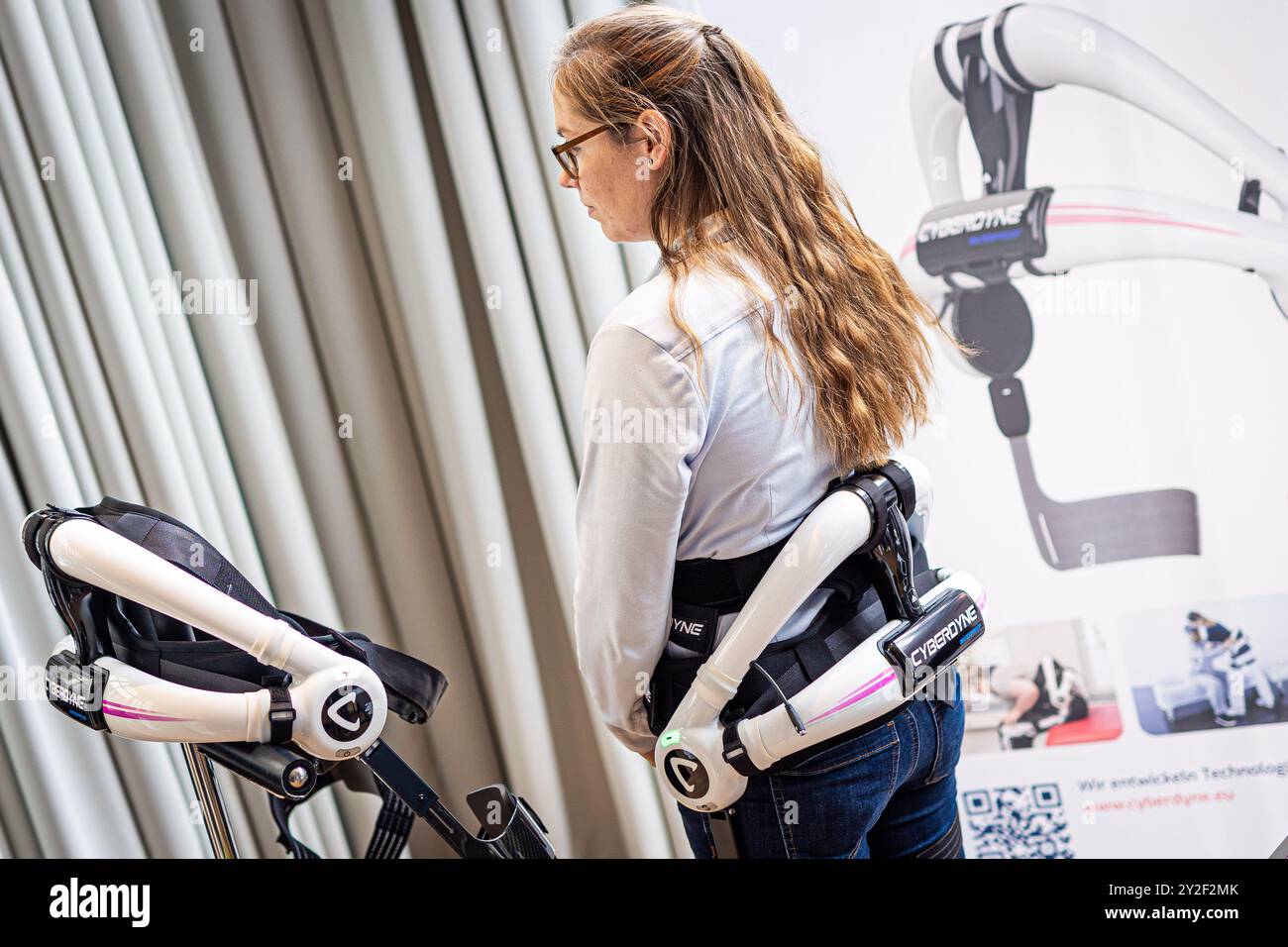 Hannover, Germania. 10 settembre 2024. Un esoscheletro, una struttura esterna di supporto per un organismo, viene presentato al "Care Innovation Forum". Crediti: Moritz Frankenberg/dpa/Alamy Live News Foto Stock
