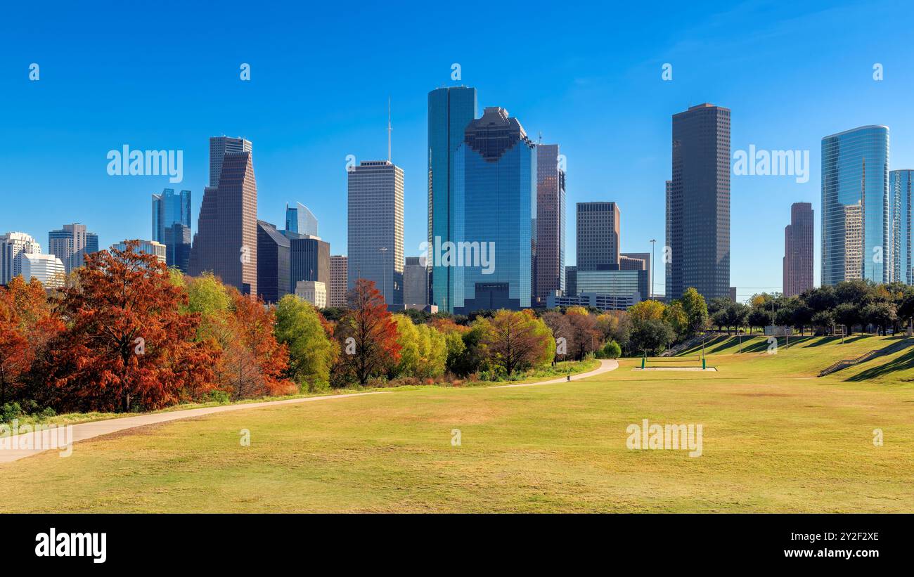 Skyline del centro di Houston nella soleggiata giornata autunnale di Houston, Texas, Stati Uniti. Foto Stock