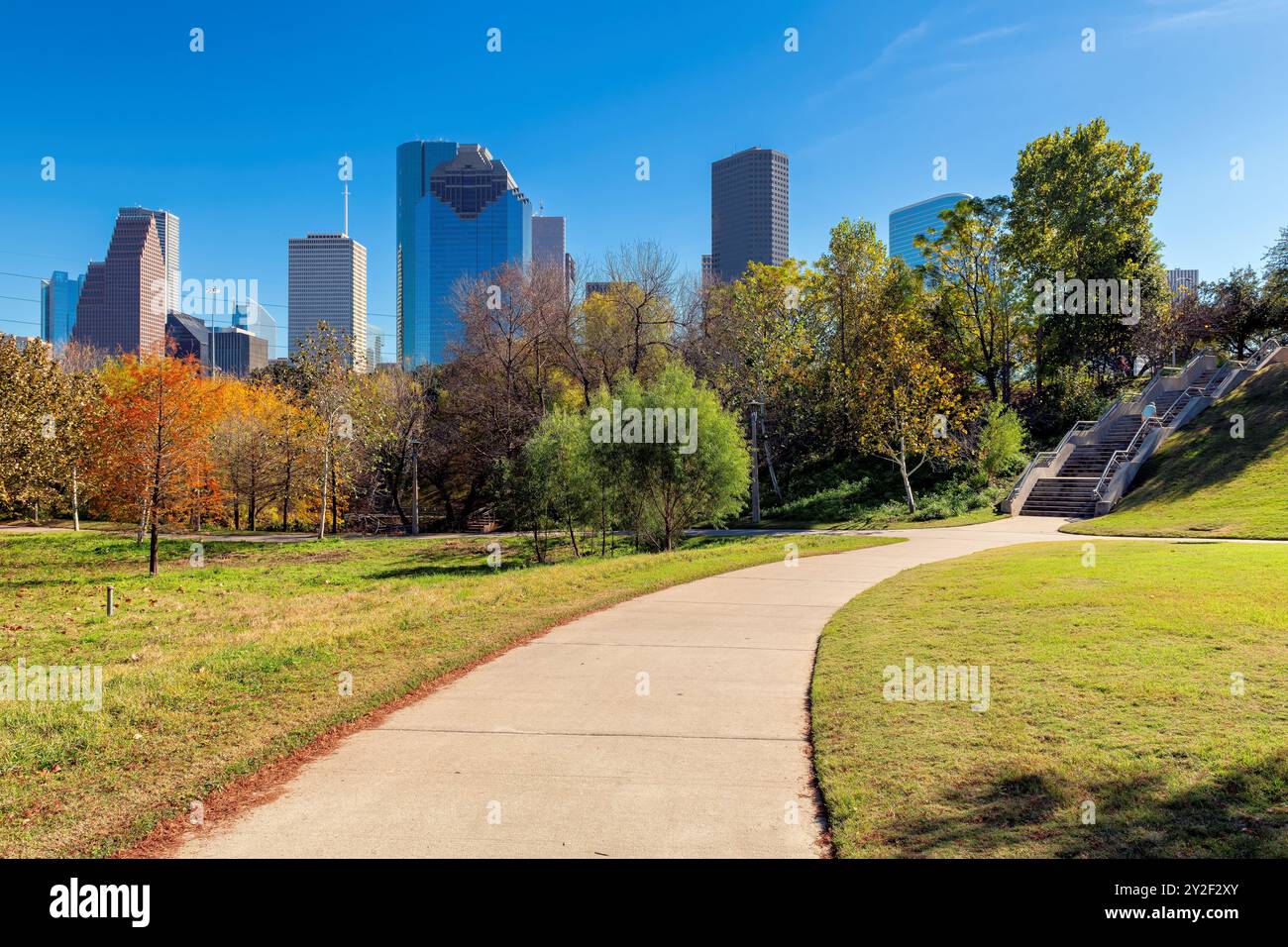 Vicolo nel centro di Houston durante la soleggiata giornata autunnale a Eleanor Tinsley Park, Houston, Texas, Stati Uniti. Foto Stock