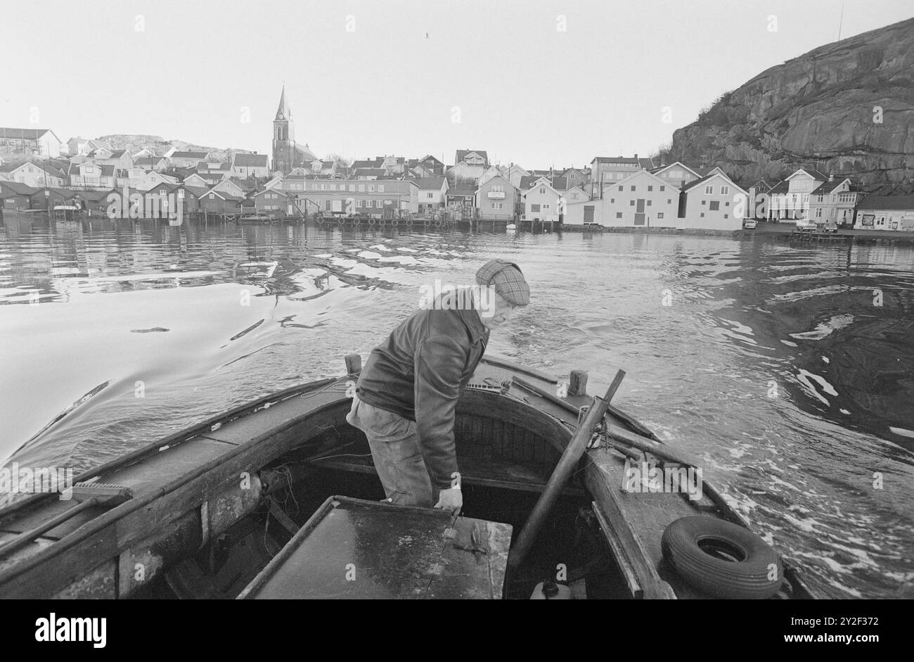 Attuale 2-6-1973: L'arcipelago dal Sunday Screen Svartskär è il nome del luogo in cui si trova la serie televisiva "et kjøpmannshus i skjærgarden". Toralv Maurstad ha un ruolo importante nella serie. Aktuell scese lungo la costa occidentale svedese per trovare il vero Svartskär. 0g l'abbiamo trovato. Non si chiama Svartskär, ma Florön. La maggior parte delle registrazioni per la serie televisiva si sono svolte qui. Dietro il pescatore Gunnar Sörensen si trova la città di Fjällbacka con 800 abitanti. Una volta uno dei più importanti luoghi di commercio della costa. Ora, in procinto di diventare un luogo industriale, Foto Stock