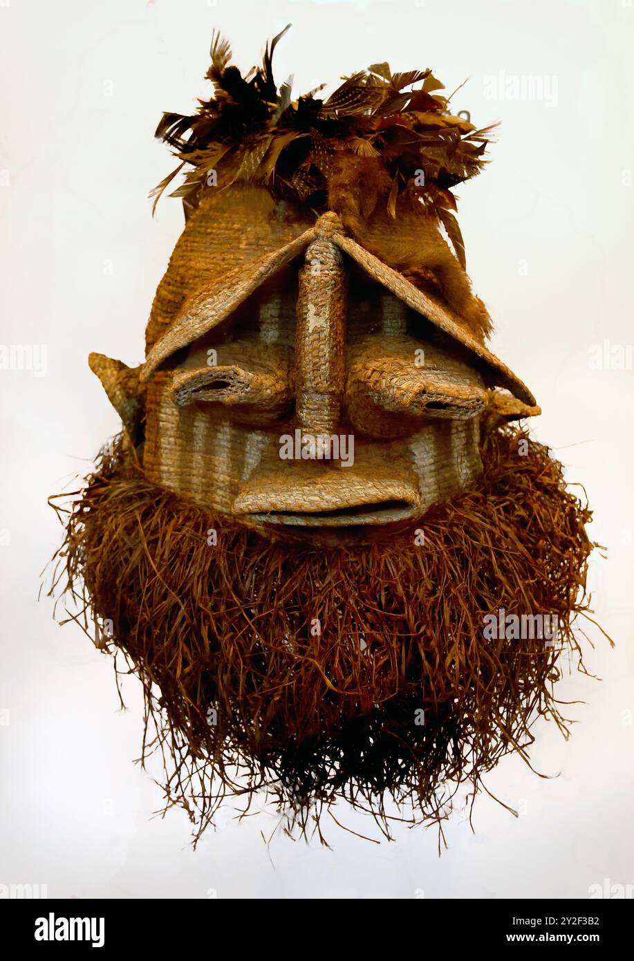 Maschera in fibra all'inizio del XX secolo, maschera in fibra Kasai Central RD Congo, Museo dell'Africa, Bruxelles, Belgio, legno.( questa maschera in fibra è stata indossata anche dai ragazzi Binji che hanno partecipato all'iniziazione del mukanda, solo il maestro iniziatore indossava una maschera in legno. ) Foto Stock