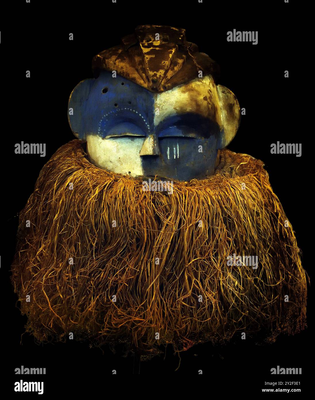 Maschera casco all'inizio del XX secolo, Kikwit Kwilu RD Congo, Museo dell'Africa, Bruxelles, Belgio, legno.( maschera casco che copre completamente la testa del ballerino, è tipico per il popolo Hemba, è fatto di un grande blocco di legno, che è stato scavato.) Foto Stock