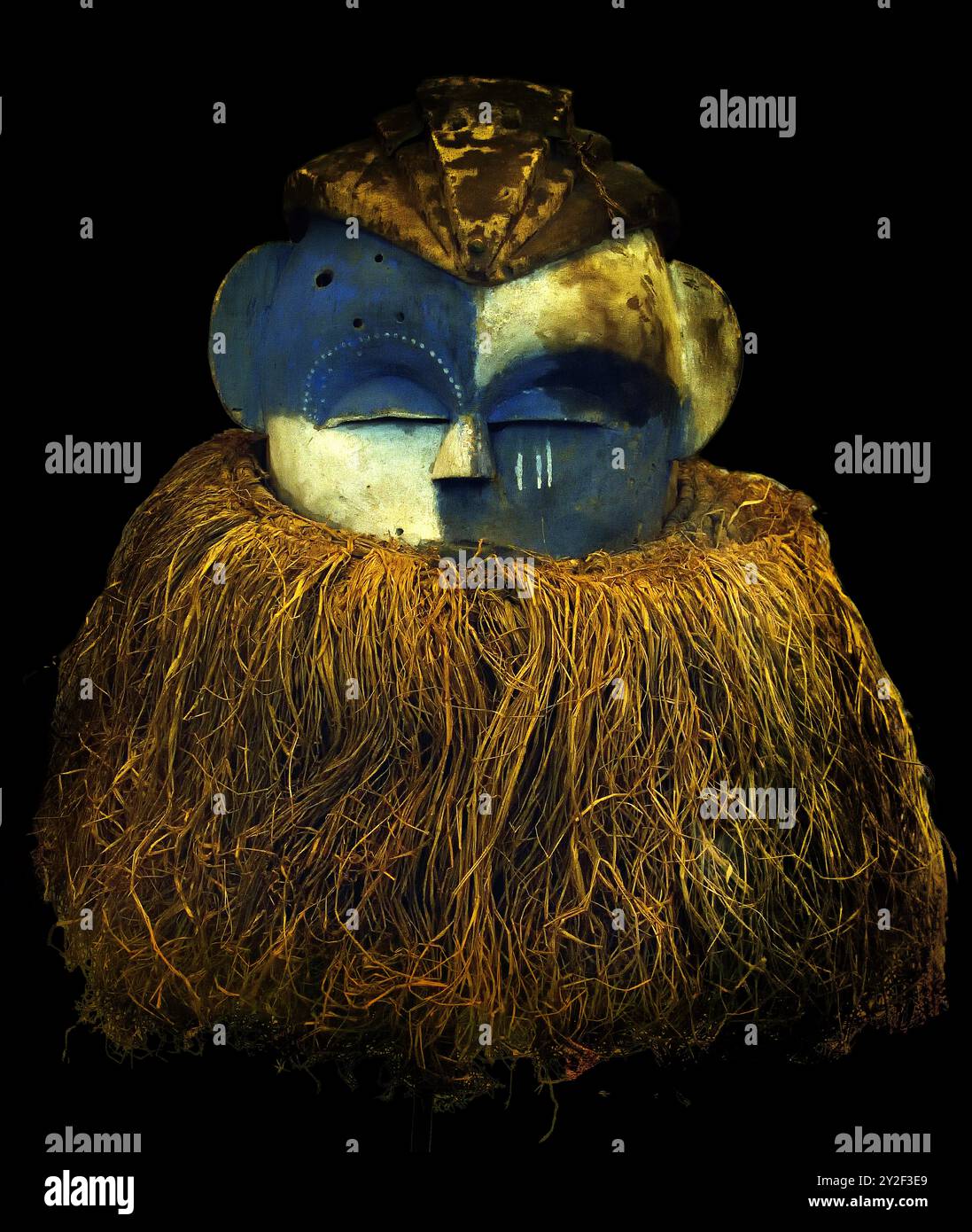 Maschera casco all'inizio del XX secolo, Kikwit Kwilu RD Congo, Museo dell'Africa, Bruxelles, Belgio, legno.( maschera casco che copre completamente la testa del ballerino, è tipico per il popolo Hemba, è fatto di un grande blocco di legno, che è stato scavato.) Foto Stock