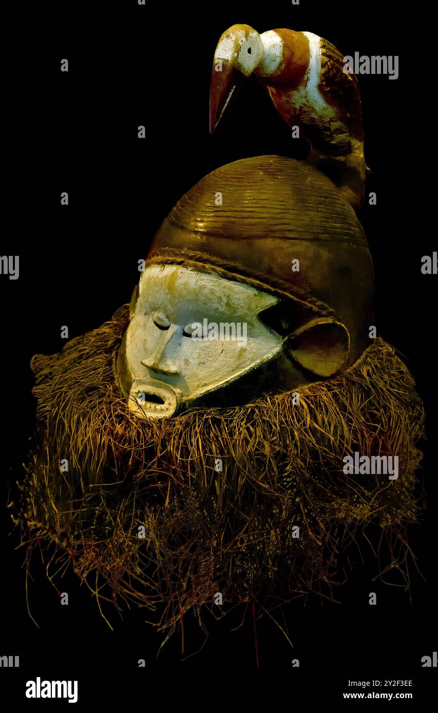Maschera casco Kindundee Kwilu inizio XX secolo, RD Congo, Africa Museum, Bruxelles, Belgio, Wood.( gli artisti del popolo Suku hanno realizzato eleganti maschere con volti bianchi e li hanno decorati con rappresentazioni di persone, uccelli o altri animali. ) Foto Stock