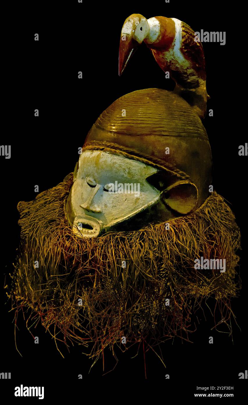 Maschera casco Kindundee Kwilu inizio XX secolo, RD Congo, Africa Museum, Bruxelles, Belgio, Wood.( gli artisti del popolo Suku hanno realizzato eleganti maschere con volti bianchi e li hanno decorati con rappresentazioni di persone, uccelli o altri animali. ) Foto Stock