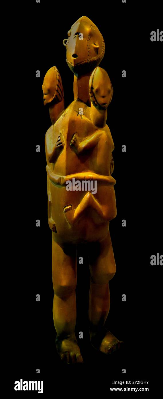 Statua di una madre con i suoi due figli all'inizio del XX secolo, Congo, Africa Museum, Bruxelles, Belgio, legno. Foto Stock
