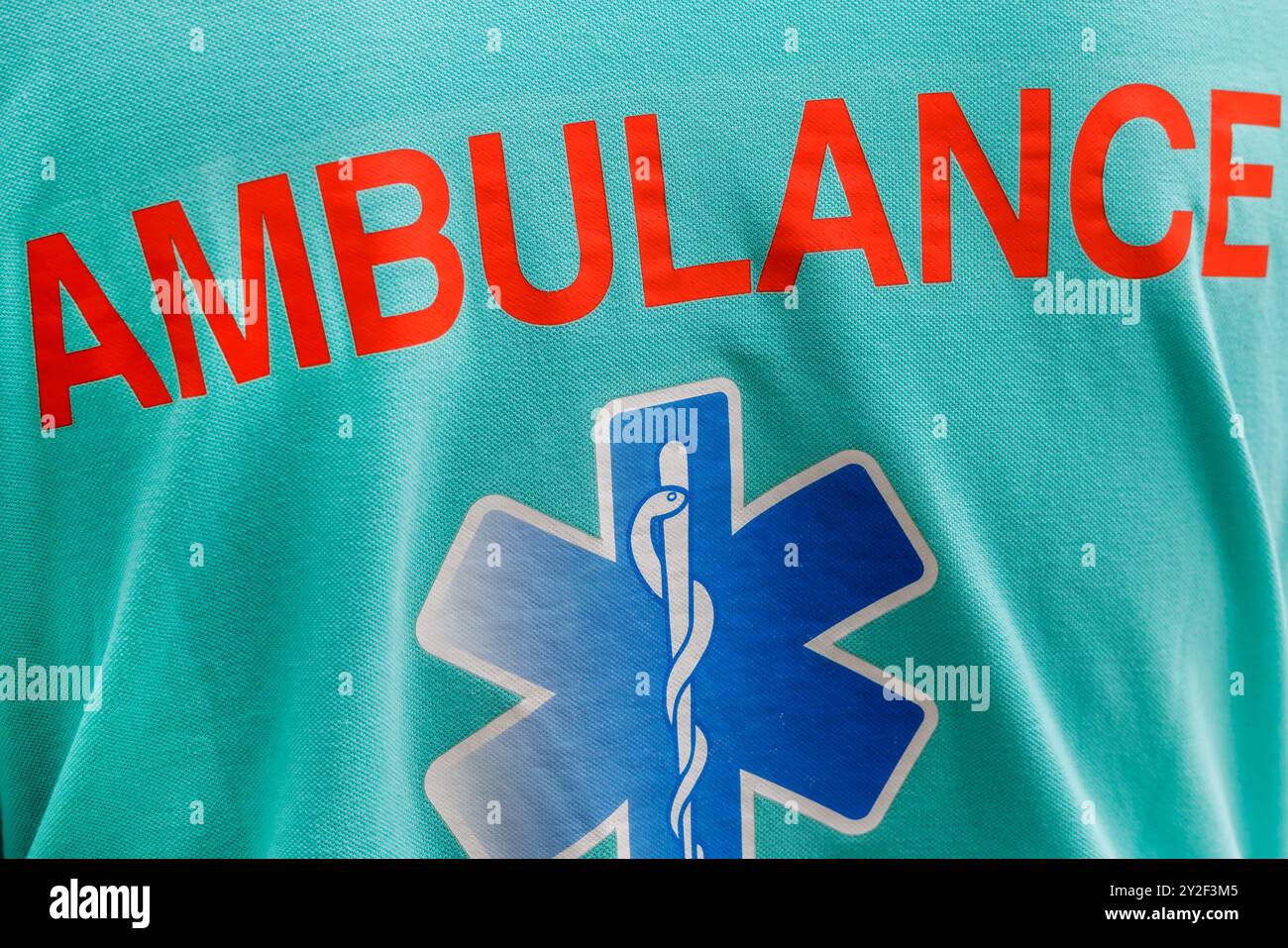 Velp, Paesi Bassi - 1° giugno 2024: Vista posteriore di un'uniforme paramedica olandese con il testo ambulanza a Velp, Paesi Bassi Foto Stock